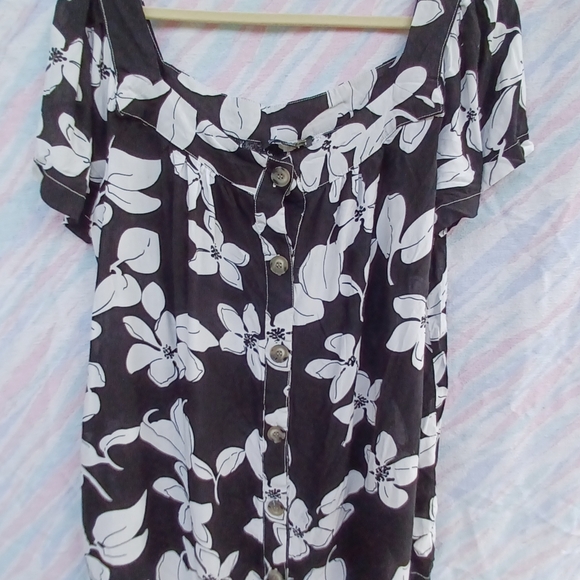 Suzanne Betro Summer Blouse in 1X with black and white florals - Picture 2 of 7